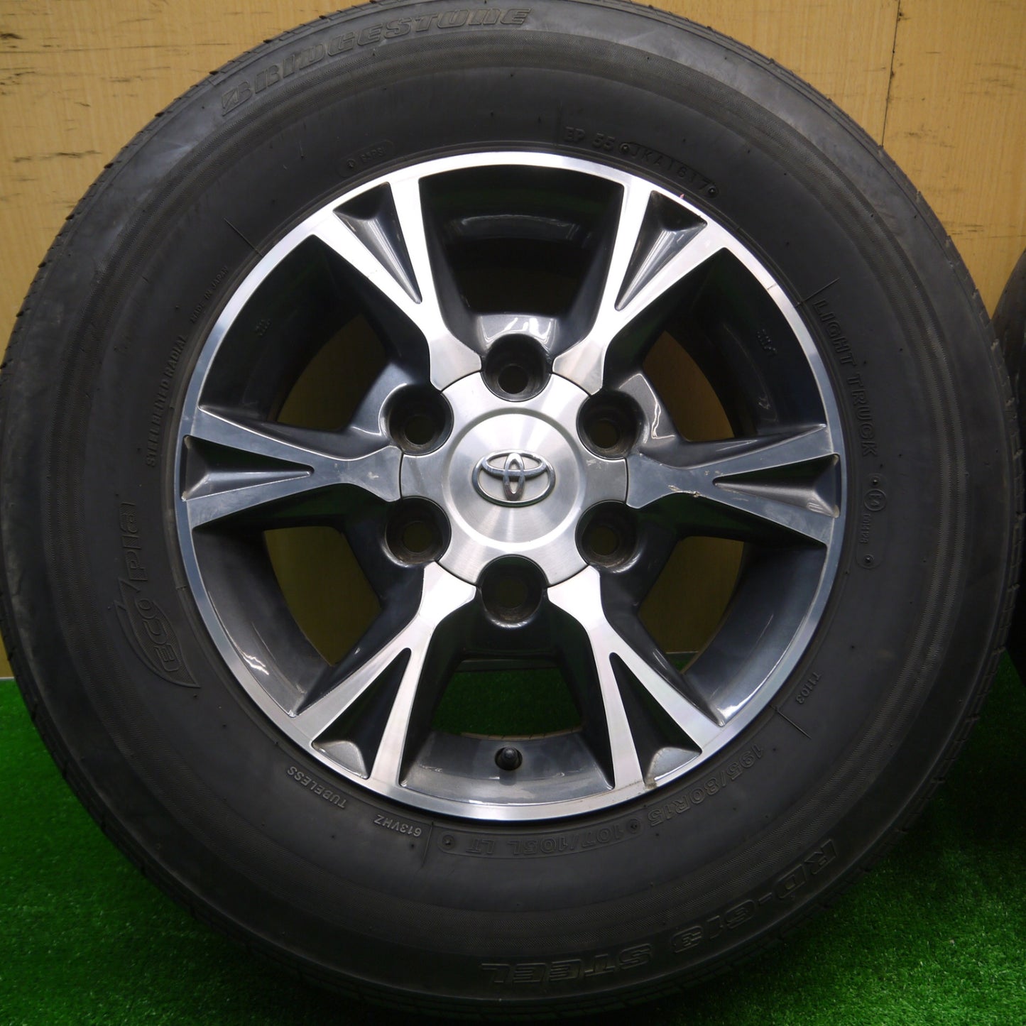 *送料無料* 4本価格★トヨタ 200系 ハイエース 4型 純正 OP 195/80R15 ブリヂストン RD-613 STEEL PCD139.7/6H★4043002HAノ