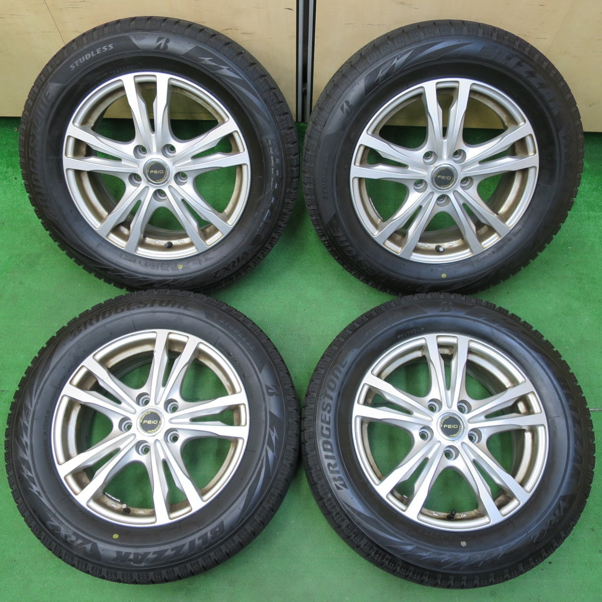 *送料無料* バリ溝！21年！9.5分★スタッドレス 215/60R16 ブリヂストン ブリザック VRX2 FEID 16インチ PCD114.3/5H★4062706イス