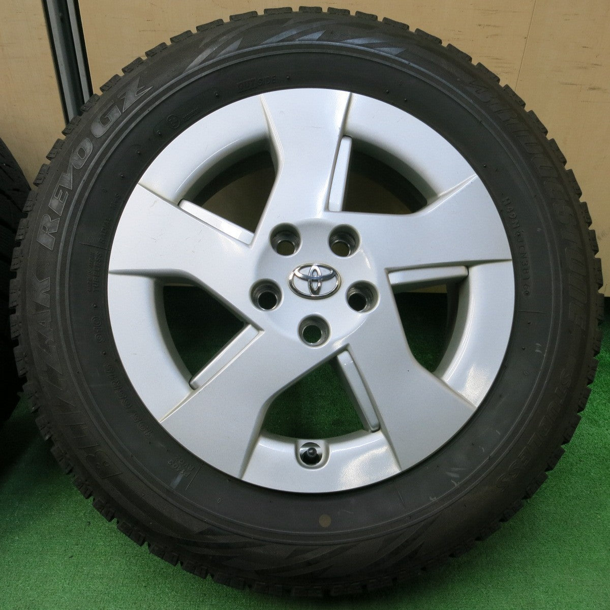 *送料無料* キレイ★トヨタ 30系 プリウス 純正 195/65R15 スタッドレス ブリヂストン ブリザック REVO GZ 15インチ PCD100/5H★4042314イス