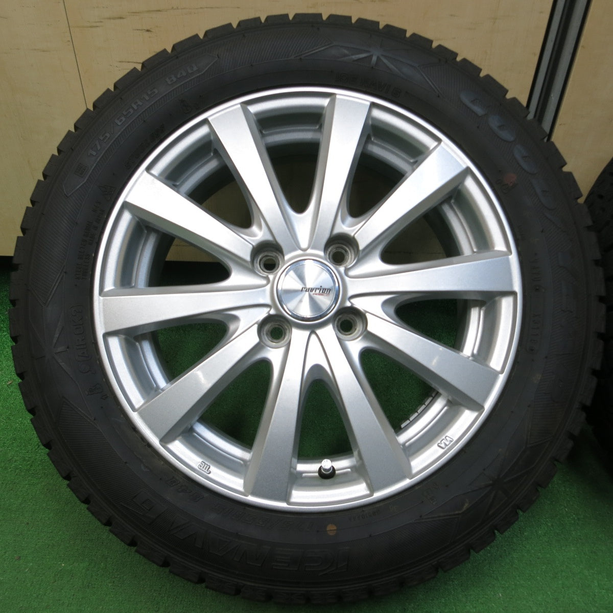 *送料無料* バリ溝！キレイ！9分★スタッドレス 175/65R15 グッドイヤー アイスナビ6 ravrion RS01 ラブリオン 15インチ  PCD100/4H★4050101イス