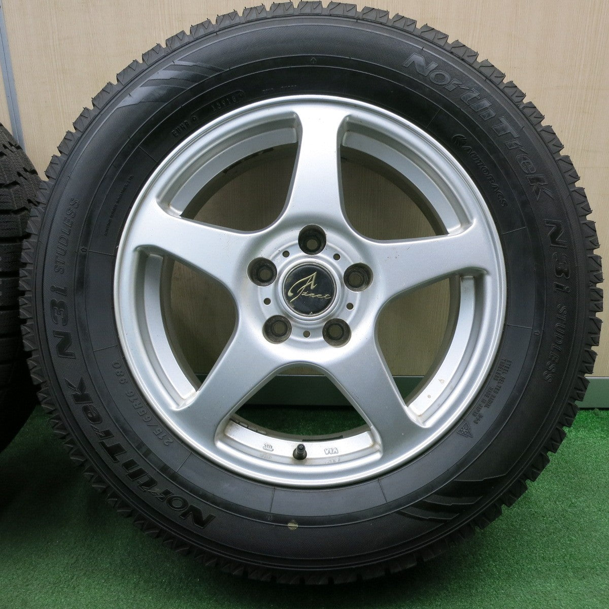 *送料無料* バリ溝！ほぼ10分★スタッドレス 215/65R16 オートバックス ノーストレック N3i Azeet 16インチ PCD114.3/5H★4040305NJス