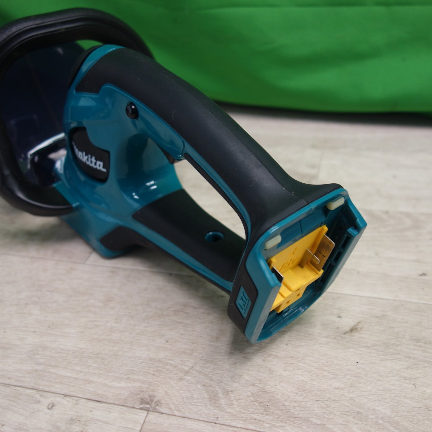 [送料無料] 美品☆makita マキタ 充電式 生垣 バリカン 18V 400mm MUH404D 電動 工具 本体のみ 庭 ガーデニング☆