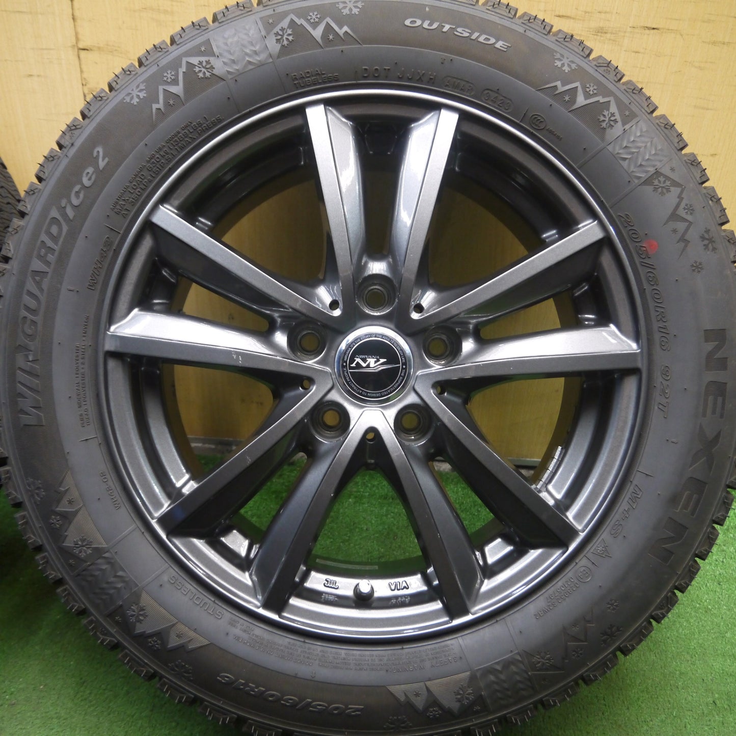 *送料無料* 超バリ溝！23年！ほぼ10分★スタッドレス 205/60R16 ネクセン ウィンガード アイス2 NIRVANA NV ニルバーナ 16インチ PCD114.3/5H★4032607Hス