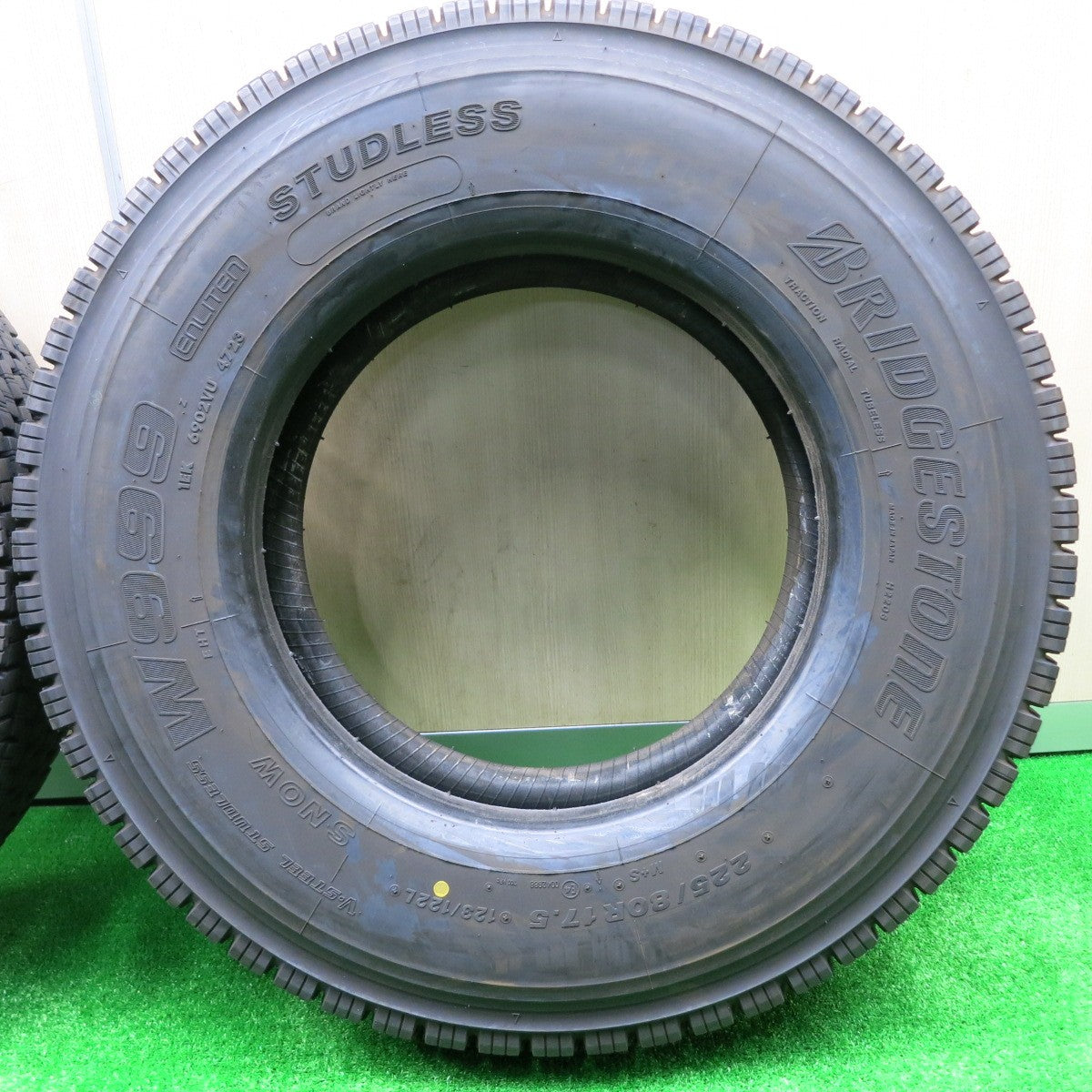 *送料無料* バリ溝！23年！9.5分★トラック タイヤ 225/80R17.5 123/122L スタッドレス ブリヂストン W999 17.5インチ★4072003NJスタ