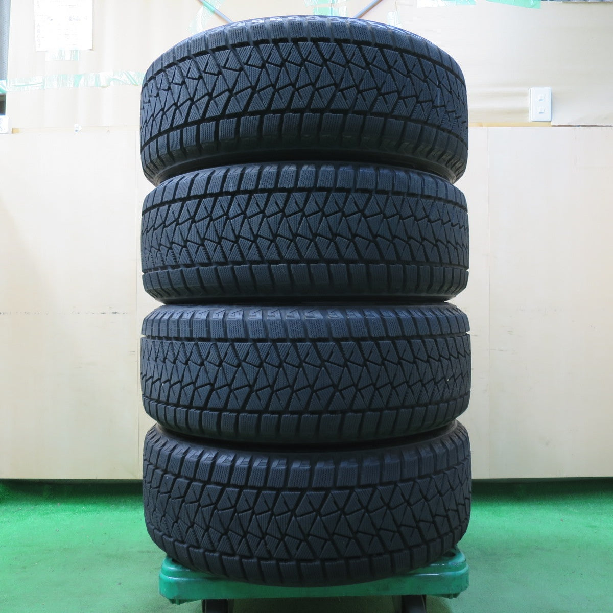 *送料無料* バリ溝！キレイ！9.5分★スタッドレス 235/55R18 ブリヂストン ブリザック DM-V2 ECO FORME エコフォルム 18インチ PCD114.3/5H★4082002イス