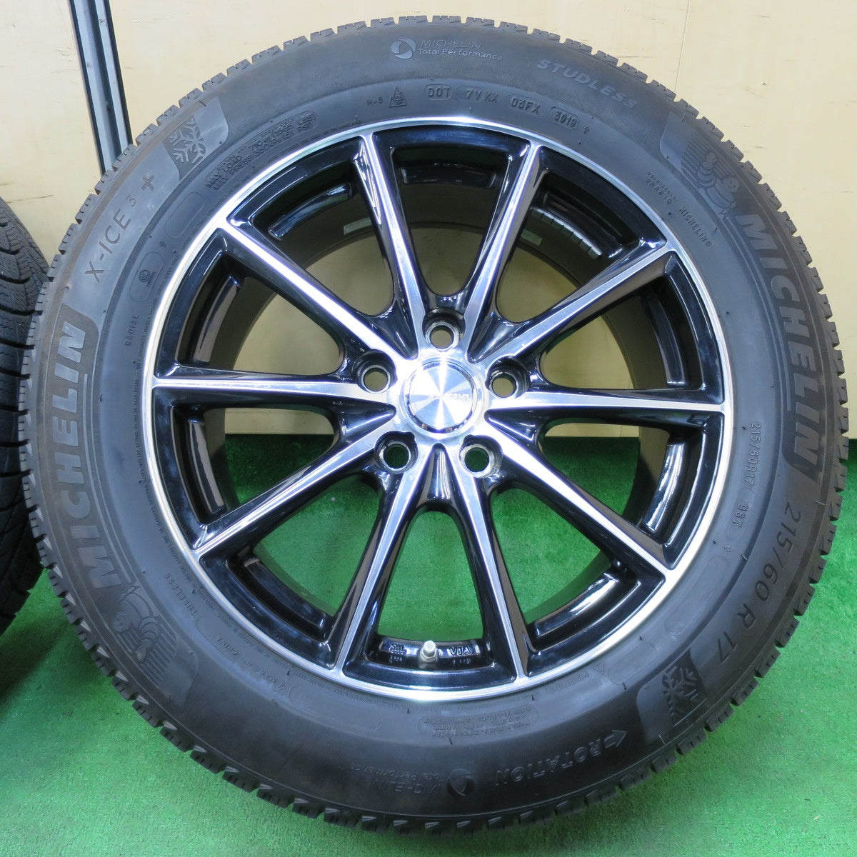 *送料無料* バリ溝！9.5分★スタッドレス 215/60R17 ミシュラン X-ICE3+ ECO FORME エコフォルム 17インチ PCD114.3/5H★4060410イス