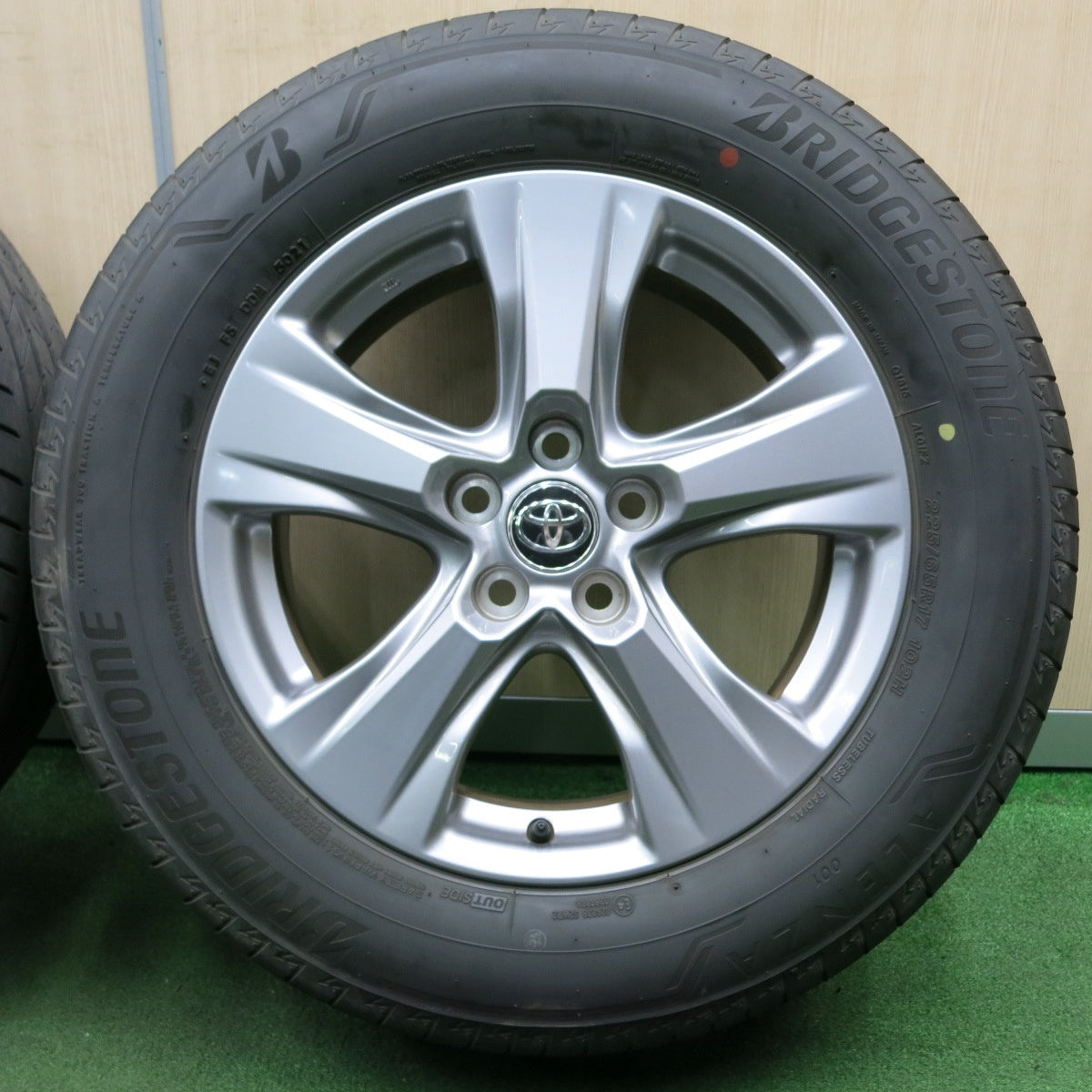 *送料無料* バリ溝！21年！綺麗！9.5分★トヨタ RAV4 純正 225/65R17 ブリヂストン アレンザ 001 17インチ PCD114.3/5H★4051004NJノ