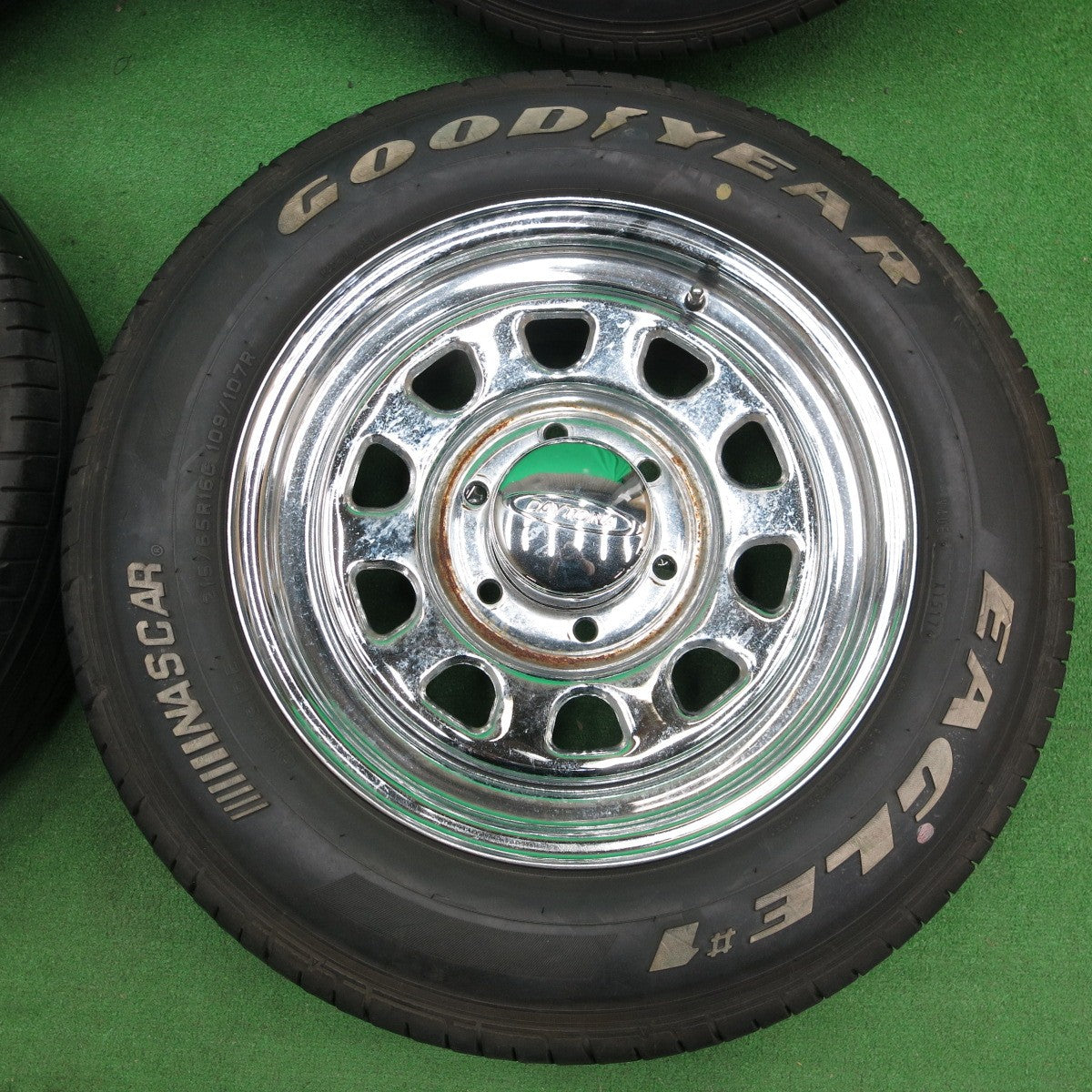 *送料無料* バリ溝！9.5分★DAYTONA 215/65R16C 109/107R グッドイヤー イーグル #1 ナスカー ホワイトレター デイトナ PCD139.7/6H★4042708ナノ