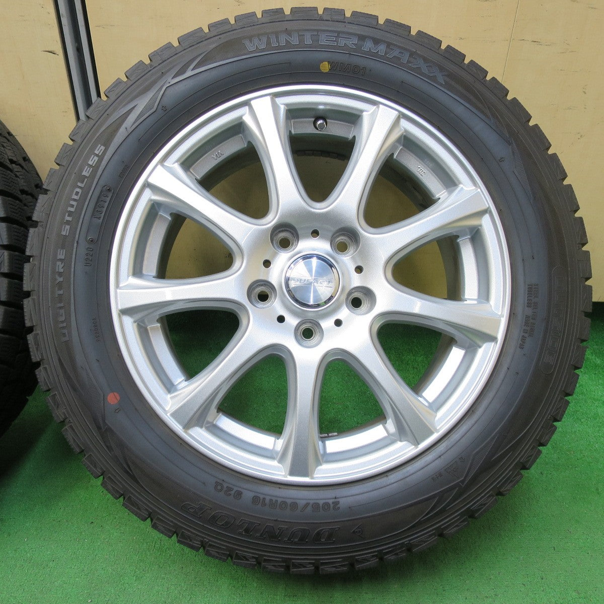 *送料無料* バリ溝！キレイ！9.5分以上★スタッドレス 205/60R16 ダンロップ ウインターマックス WM01 DUFACT デュファクト 16インチ PCD114.3/5H★4090103イス