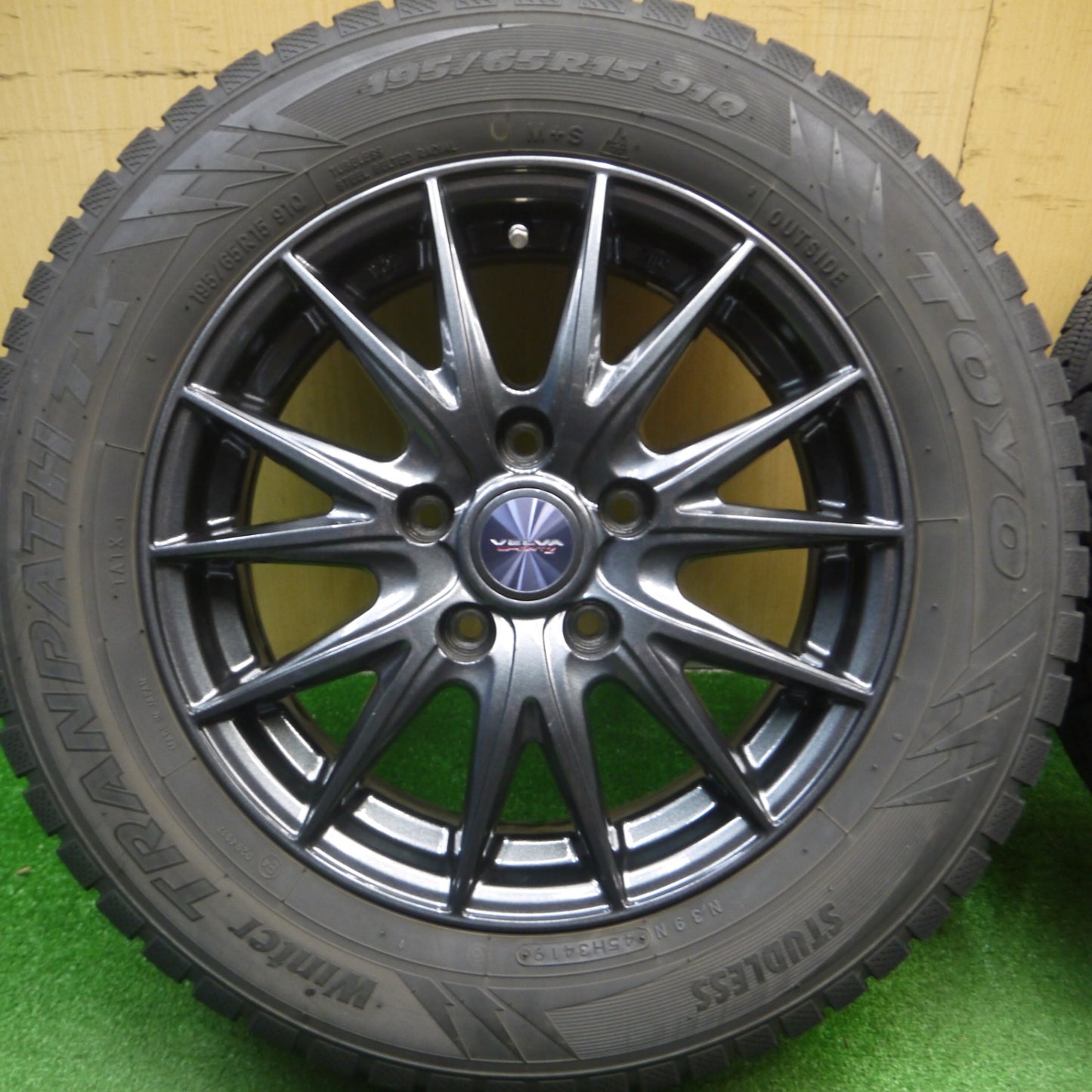 [送料無料] バリ溝！キレイ！9分★スタッドレス 195/65R15 トーヨー ウインター トランパス TX VELVA SPORTZ ヴェルヴァ 15インチ PCD114.3/5H★5012702Hス