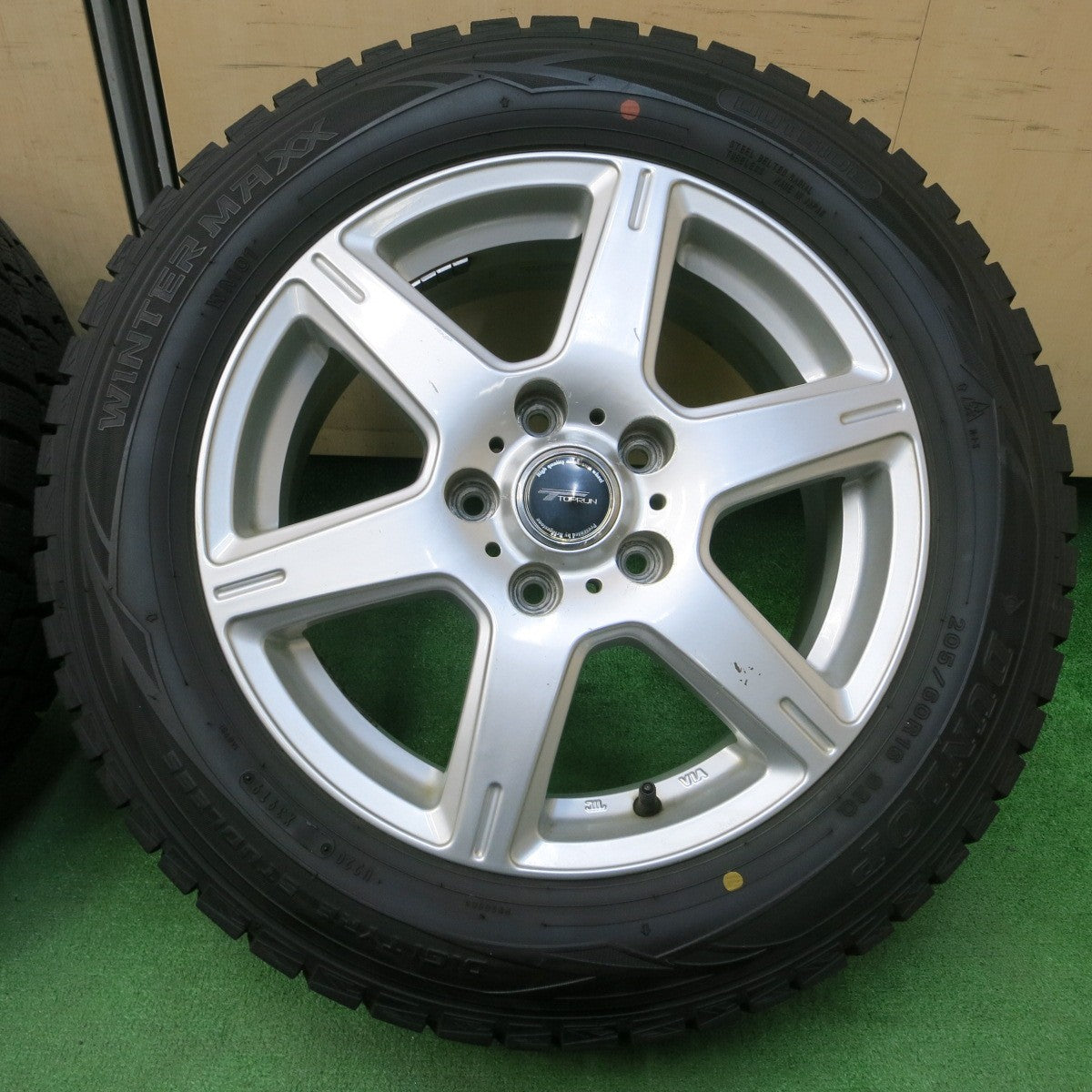 *送料無料* バリ溝！9.5分以上★スタッドレス 205/60R16 ダンロップ ウインターマックス WM01 TOPRUN トップラン 16インチ PCD114.3/5H★4041006イス