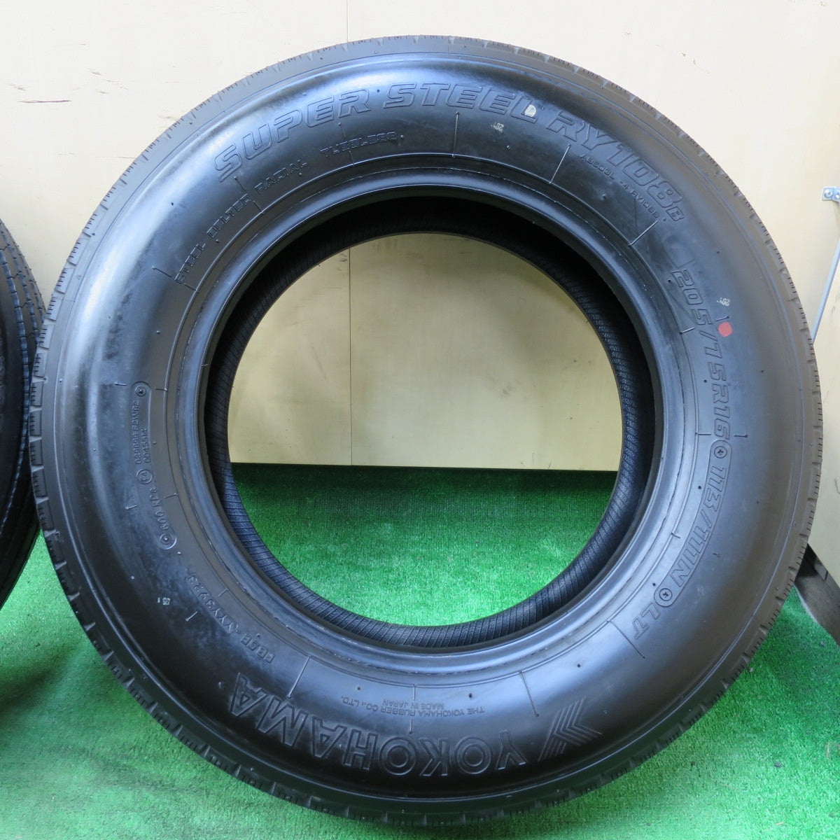 *送料無料* 新車外し！23年！ほぼ未使用★トラック タイヤ 205/75R16 113/111N ヨコハマ SUPER STEEL RY108B 16インチ★4060409イノタ