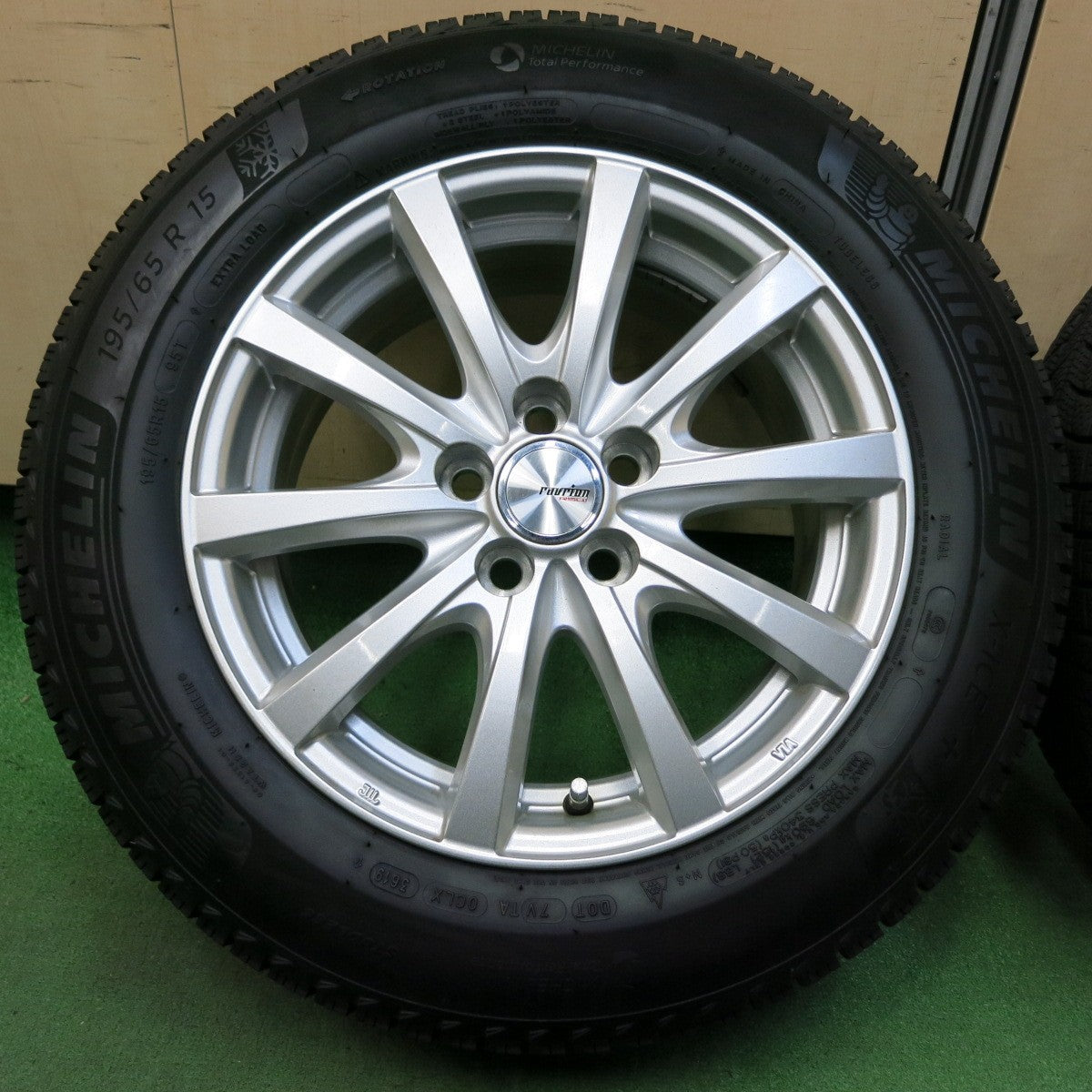 *送料無料* バリ溝！キレイ！ほぼ10分★プリウス等 195/65R15 スタッドレス ミシュラン X-ICE3+ ravrion RS01 ラブリオン 15インチ PCD100/5H★4050804イス