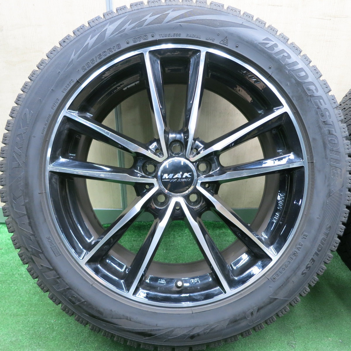 *送料無料* バリ溝！ほぼ10分★ベンツ 等 MAK FF SERIES MFF 235/50R18 スタッドレス ブリヂストン ブリザック VRX2 18インチ PCD112/5H★4070703HAス