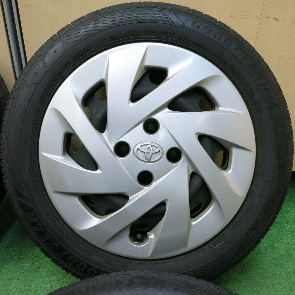 *送料無料* バリ溝！21年！9.5分★トヨタ NHP10 アクア 純正 スチール 185/60R15 スチール グッドイヤー EfficientGrip ECO EG02 15インチ PCD100/4H★4091306SYノ