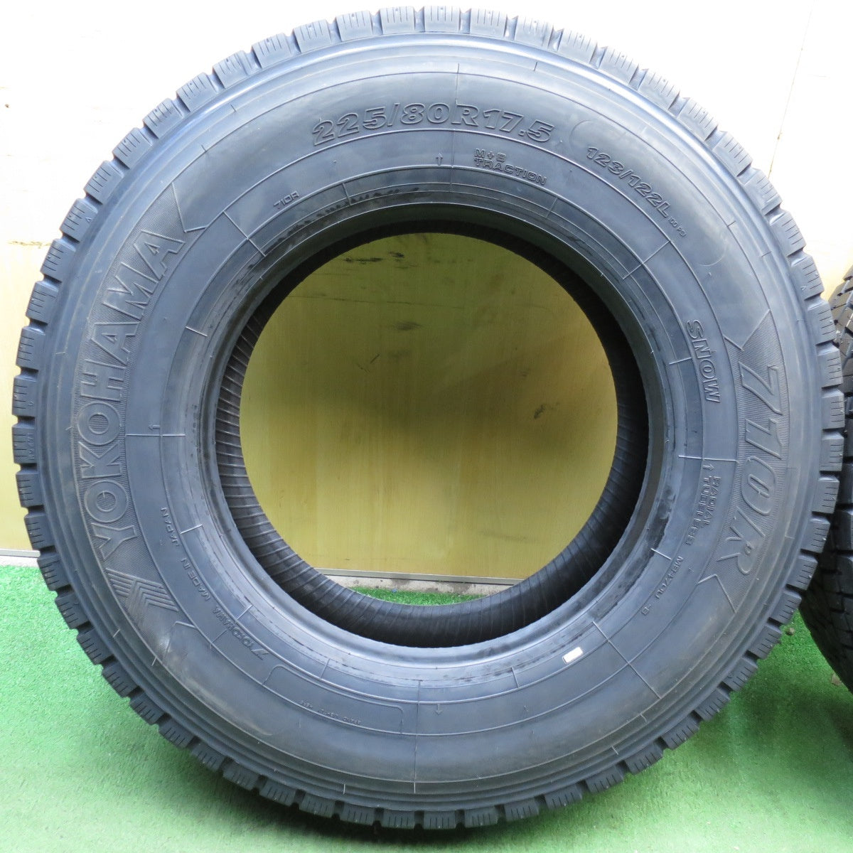 *送料無料* 未使用！24年★トラック タイヤ 225/80R17.5 123/122L ヨコハマ 710R ミックス  17.5インチ★4033012KKスタ