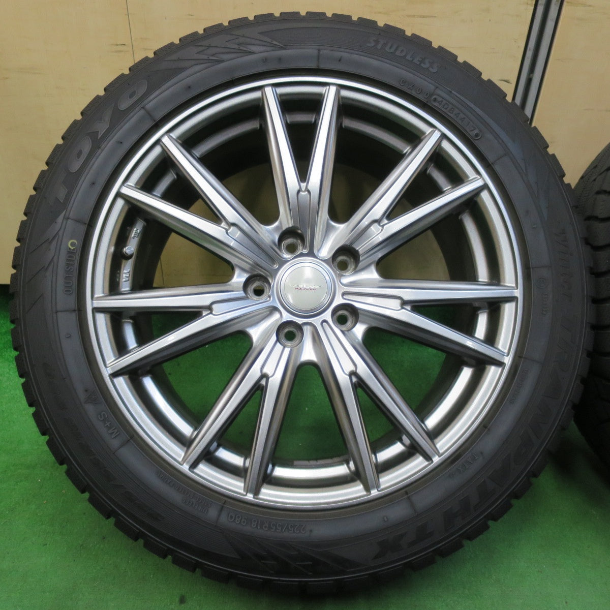 *送料無料* バリ溝！キレイ！9分★スタッドレス 225/55R18 トーヨー ウインター トランパス TX VELVA KEVIN ヴェルヴァ 18インチ PCD114.3/5H★4082001イス