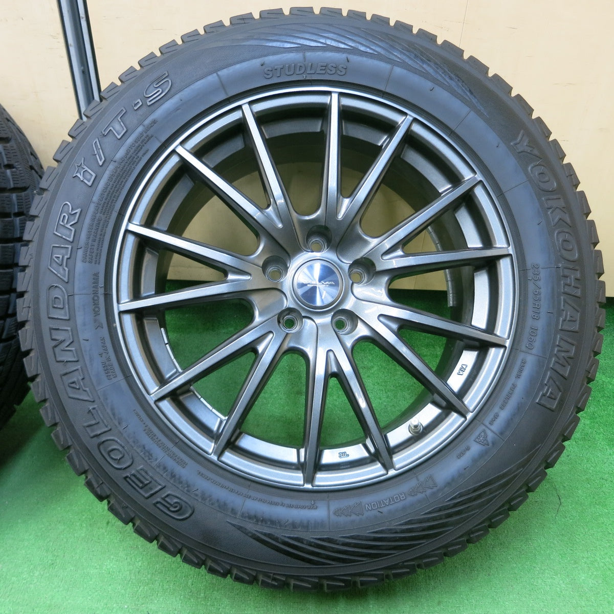 *送料無料* センサー付！バリ溝！綺麗！9分★レクサス等 235/65R18 スタッドレス ヨコハマ ジオランダー i/T-S VELVA SPORT  PCD114.3/5H★4042919イス