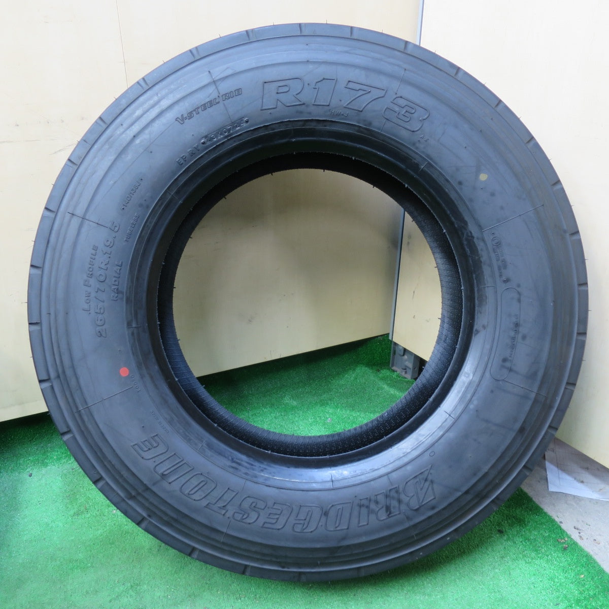 *送料無料* 新車外し！24年★トラック タイヤ 265/70R19.5 140/138J ブリヂストン R173 19.5インチ★4062407イノタ