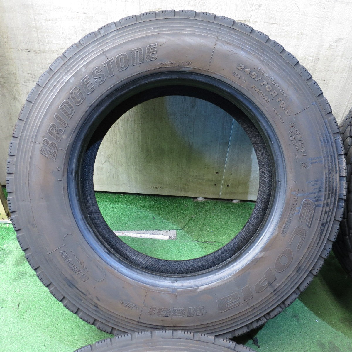 *送料無料* バリ溝！23年！9分★トラック タイヤ 245/70R19.5 136/134J ブリヂストン エコピア M801Ⅱ ミックス 19.5インチ★4032701クスタ