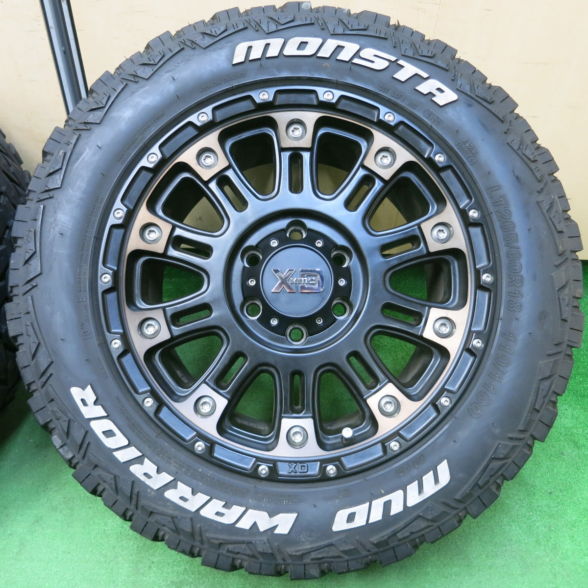 *送料無料* バリ溝！20年！キレイ！9.5分★XD KMC 265/60R18 119/116Q モンスタ MUD WARRIOR ホワイトレター PCD139.7/6H★4031706IMノ