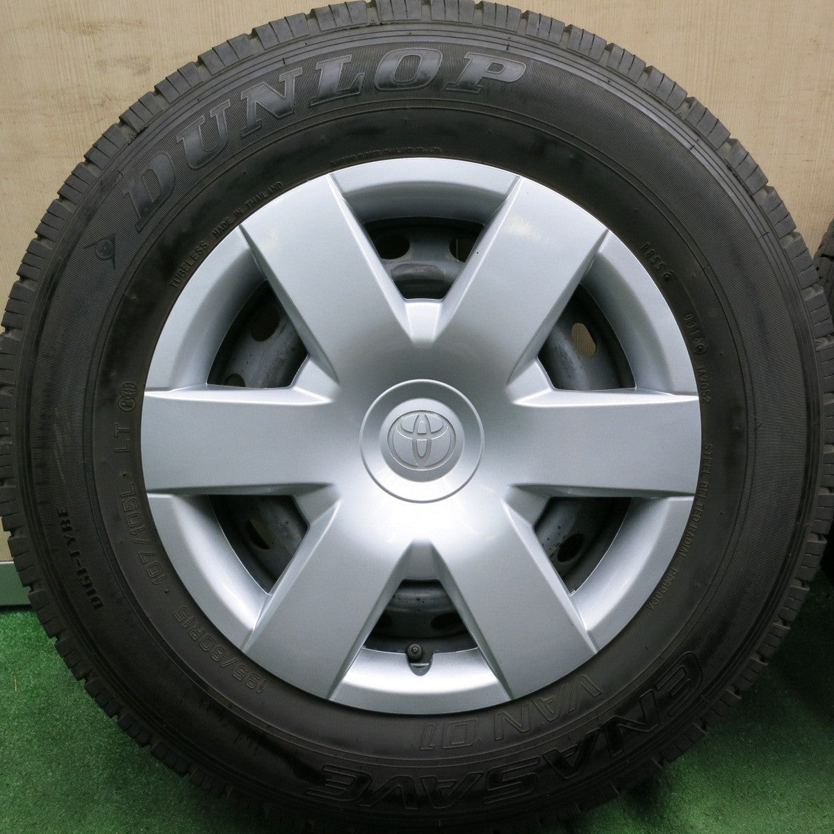 *送料無料* バリ溝！9.5分★トヨタ 200系 ハイエース 純正 スチール 195/80R15 107/105L ダンロップ エナセーブ VAN01 PCD139.7/6H★4062802HAノ