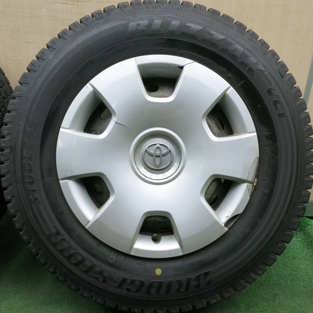 *送料無料* バリ溝！20年！9.5分★トヨタ 200系 ハイエース 純正 スチール 195/80R15 スタッドレス ブリヂストン ブリザック  VL1 PCD139.7/6H★4070506HAス