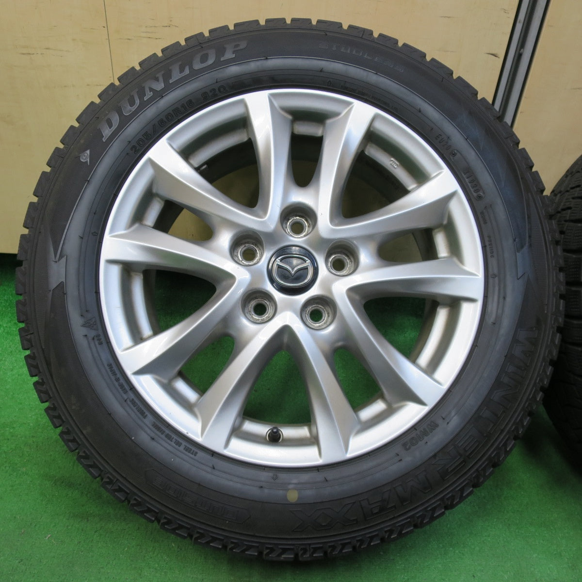 *送料無料* バリ溝！20年！9.5分★マツダ アクセラ 純正 205/60R16 スタッドレス ダンロップ ウインターマックス WM02 16インチ PCD114.3/5H★4062705イス