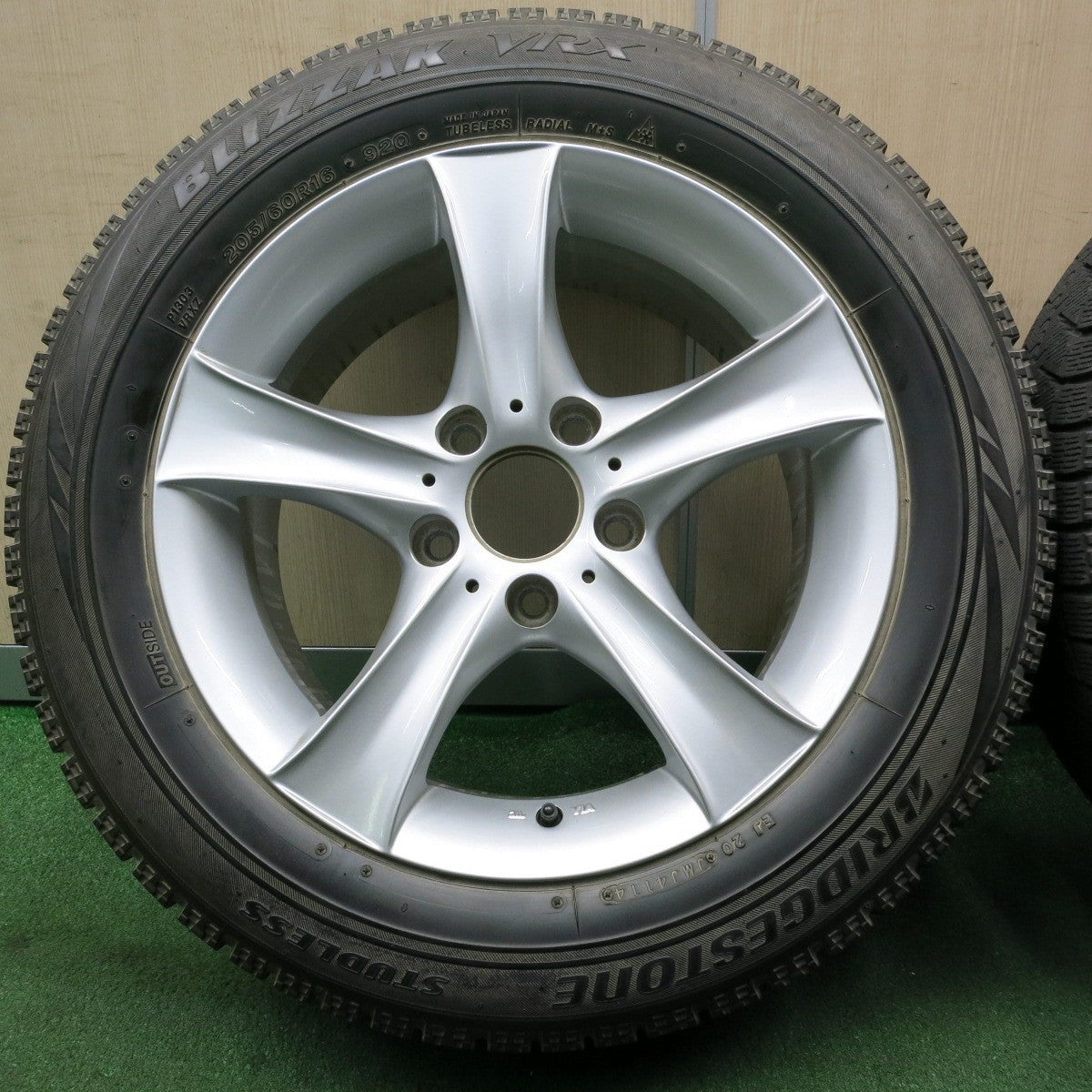 *送料無料* バリ溝！キレイ！8.5分★BMW 等 AGA TAS 205/60R16 スタッドレス ブリヂストン ブリザック VRX 16インチ PCD120/5H★4051407NJス