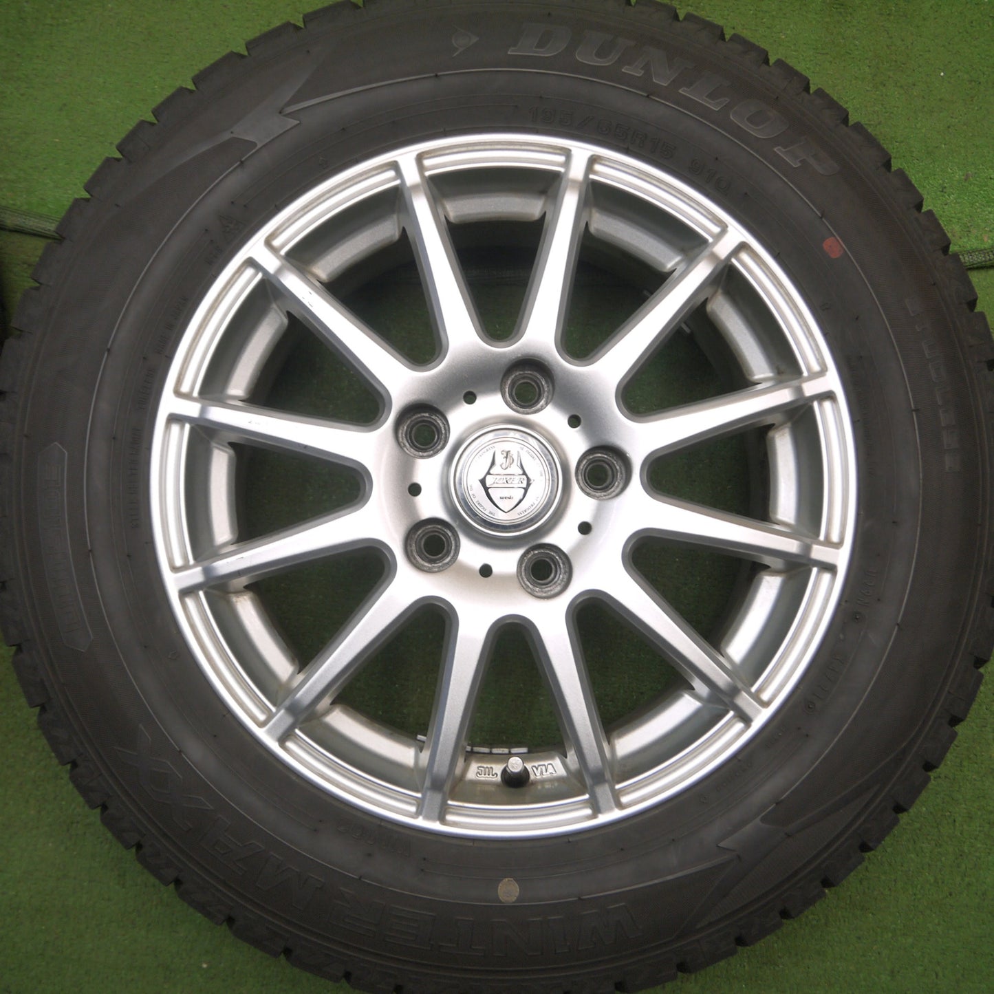 *送料無料* バリ溝！21年！キレイ！9.5分★スタッドレス 195/65R15 ダンロップ ウインターマックス WM02 JOKER ジョーカー PCD114.3/5H★4040101Hス