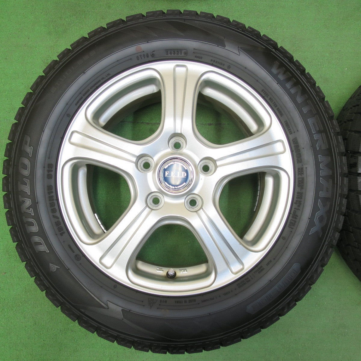 [送料無料] 超バリ溝！21年！9.5分以上★スタッドレス 195/65R15 ダンロップ ウインターマックス WM02 FEID 15インチ PCD114.3/5H★4112102イス