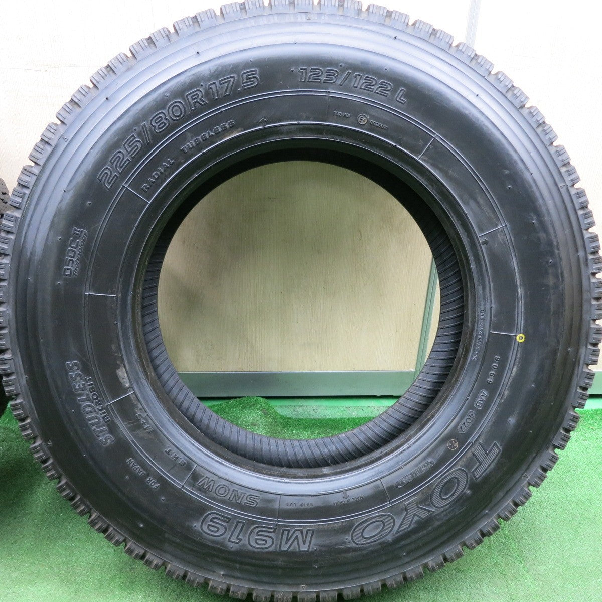 *送料無料* バリ溝！22年！9.5分★トラック タイヤ 225/80R17.5 123/122L スタッドレス トーヨー M919 17.5インチ★4071010HAスタ