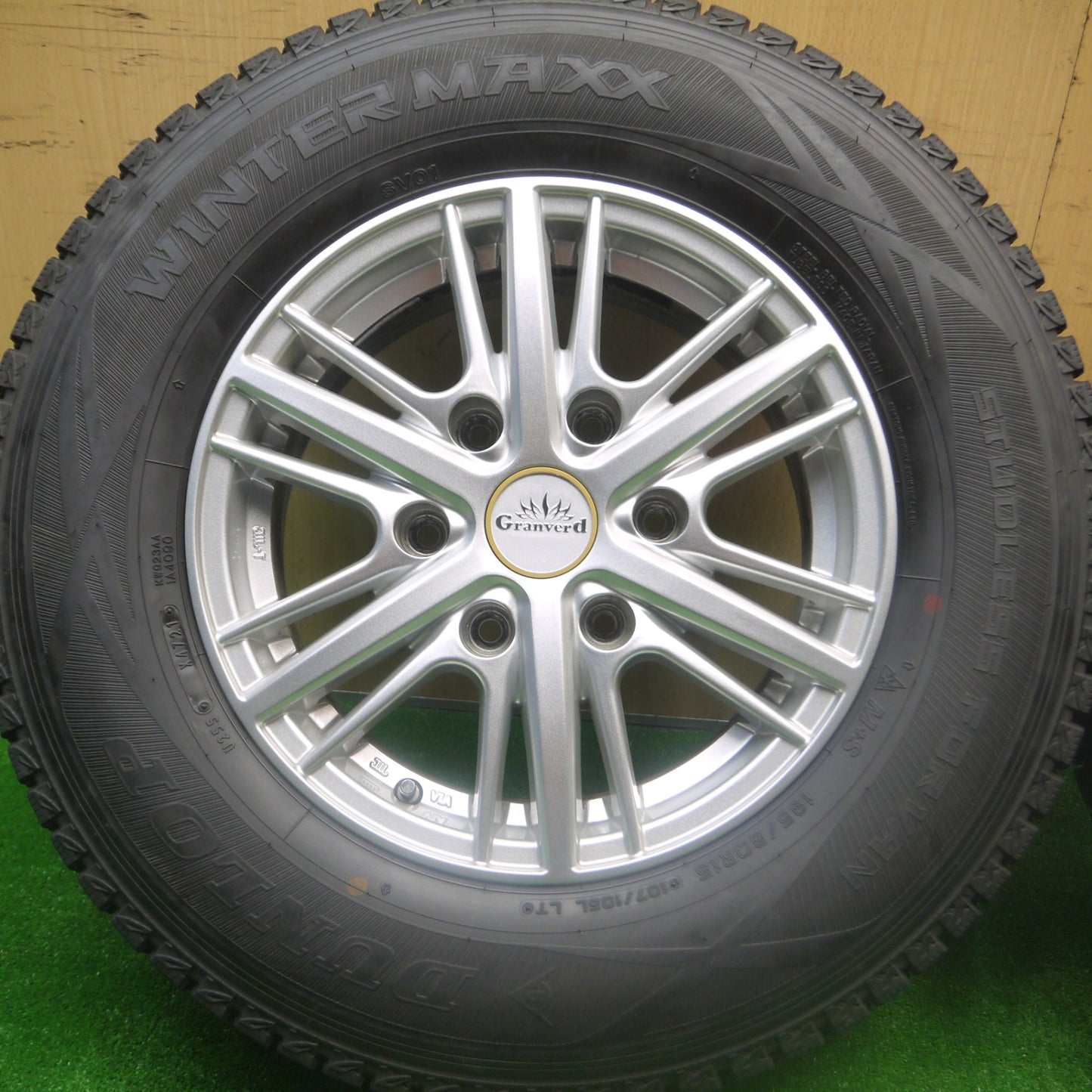 *送料無料* バリ溝！21年！キレイ！9.5分★ハイエース等 195/80R15 スタッドレス ダンロップ ウインターマックス SV01 Granverd グランバード PCD139.7/6H★4081904Hス