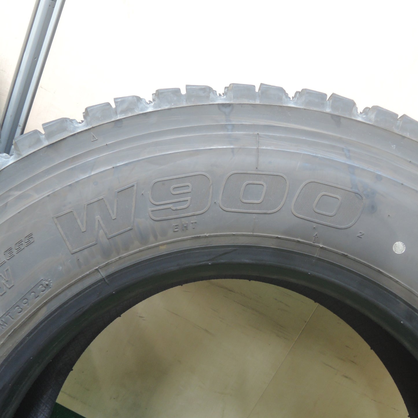 *送料無料* バリ溝！23年！9分★トラック タイヤ 265/70R19.5 140/138J スタッドレス ブリヂストン W900 19.5インチ★4042408KMスタ