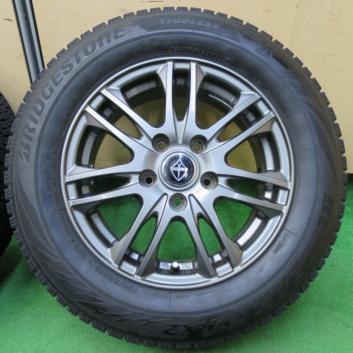 *送料無料* バリ溝！22年！キレイ！9分★スタッドレス 195/65R15 ブリヂストン ブリザック VRX2 VELVA ヴェルヴァ 15インチ PCD114.3/5H★4070302イス