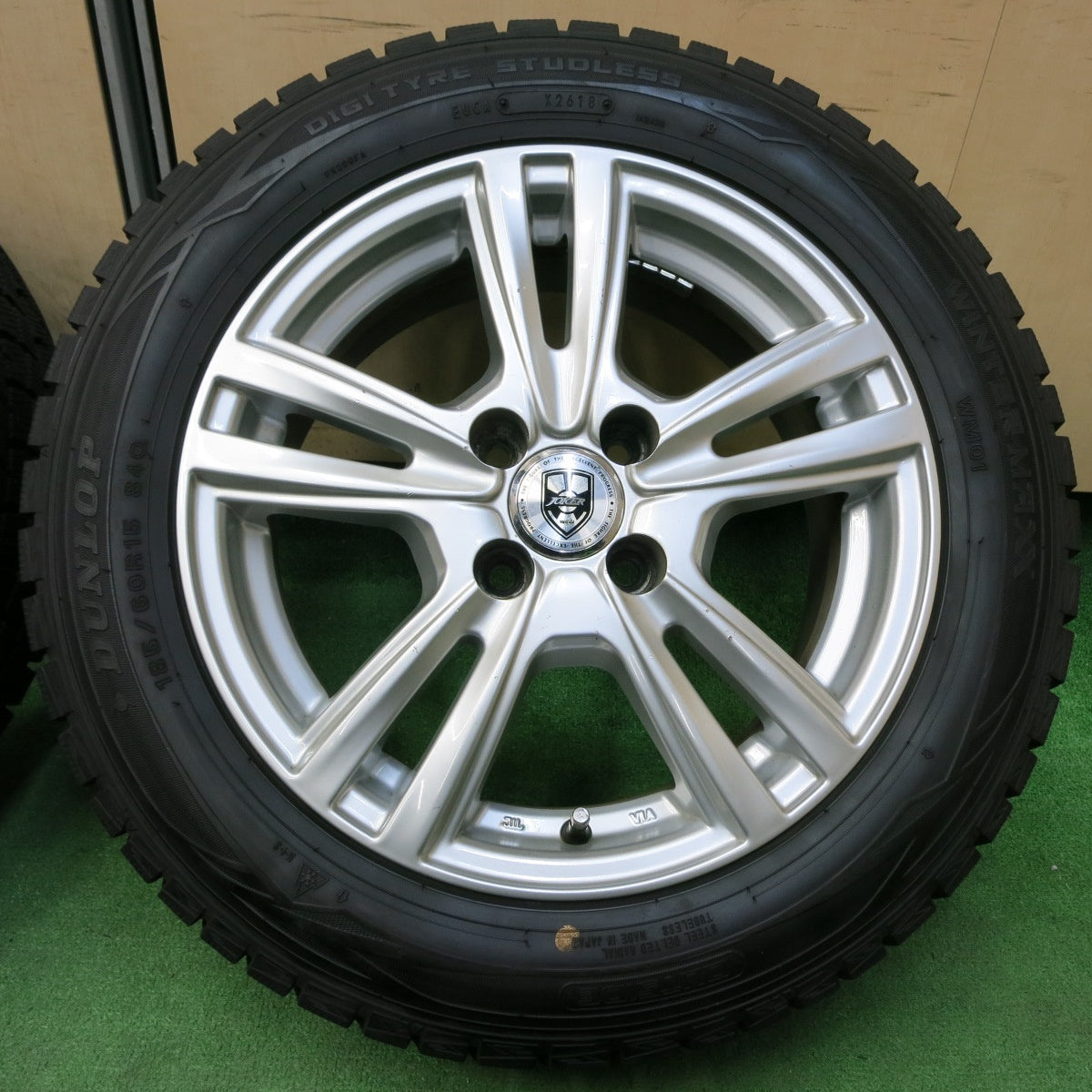 *送料無料* バリ溝！キレイ！9.5分以上★スタッドレス 185/60R15 ダンロップ ウインターマックス WM01 JOKER ジョーカー PCD100/4H★4051113イス