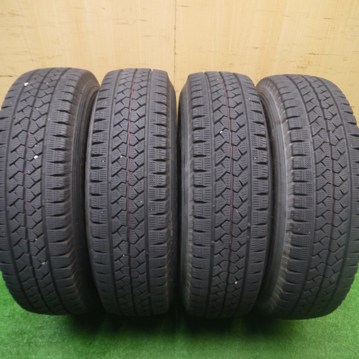 *送料無料* バリ溝！20年！9.5分★トヨタ 200系 ハイエース 純正 スチール 195/80R15 スタッドレス ブリヂストン ブリザック VL1 PCD139.7/6H★4082804Hノ