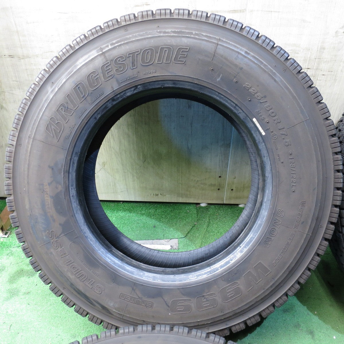 *送料無料* バリ溝！23年！9分★トラック タイヤ 225/80R17.5 123/122L スタッドレス ブリヂストン W999 17.5インチ★4032704クスタ