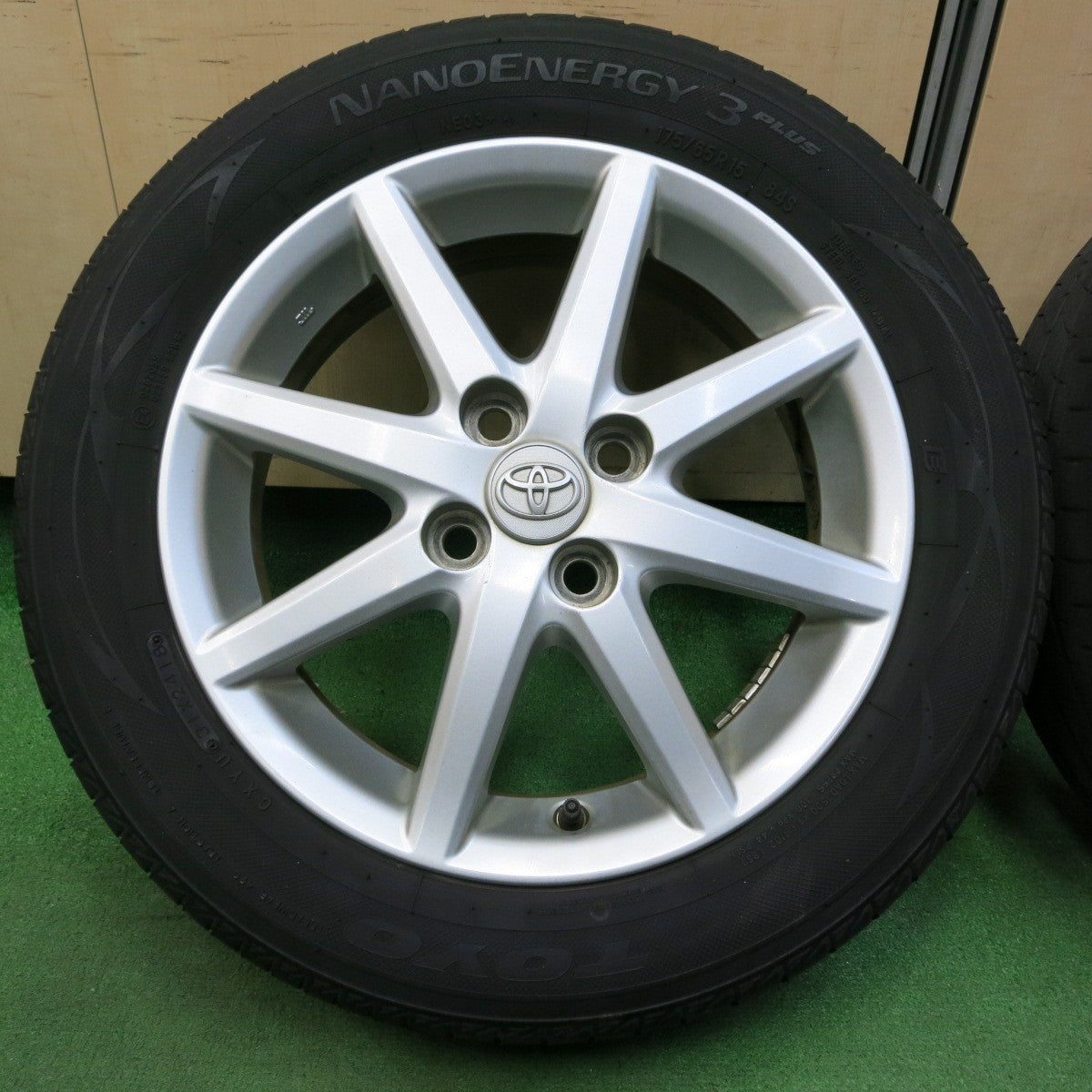 *送料無料* 4本価格★トヨタ アクア 純正 175/65R15 トーヨー ナノエナジー3 プラス 15インチ PCD100/4H★4050611イノ