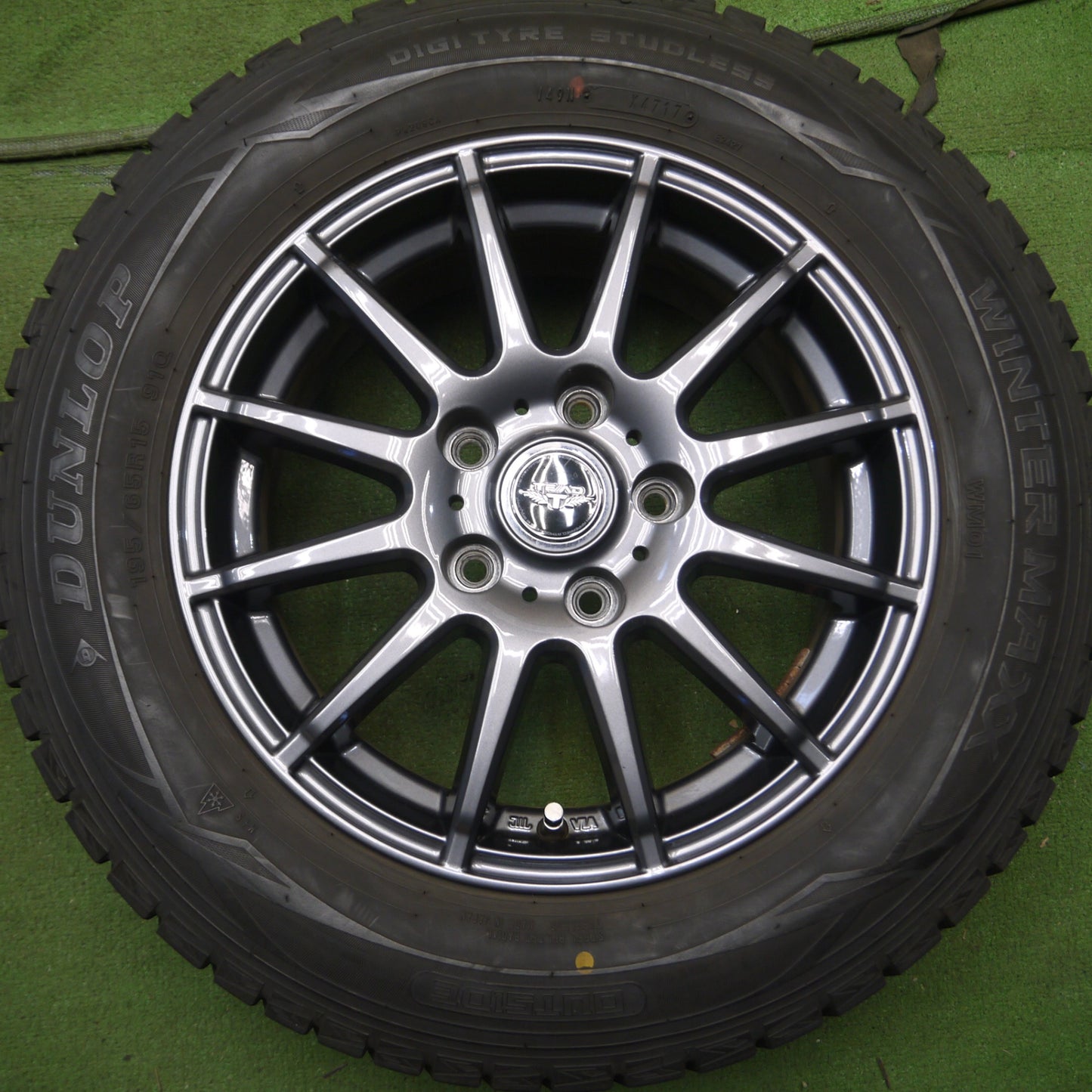 *送料無料* バリ溝！キレイ！8.5分★スタッドレス 195/65R15 ダンロップ ウインターマックス WM01 TEAD テッド 15インチ PCD114.3/5H★4051709Hス