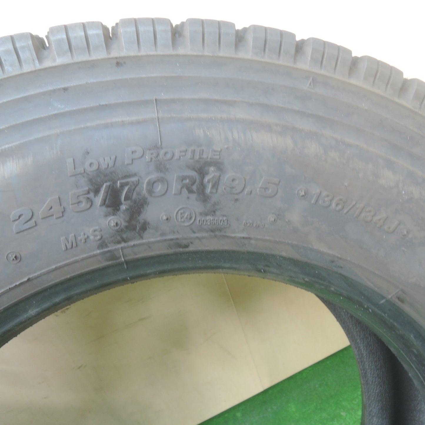 *送料無料* バリ溝！23年！9.5分★トラック タイヤ 245/70R19.5 136/134J スタッドレス ブリヂストン W999 19.5インチ★4042410KMスタ