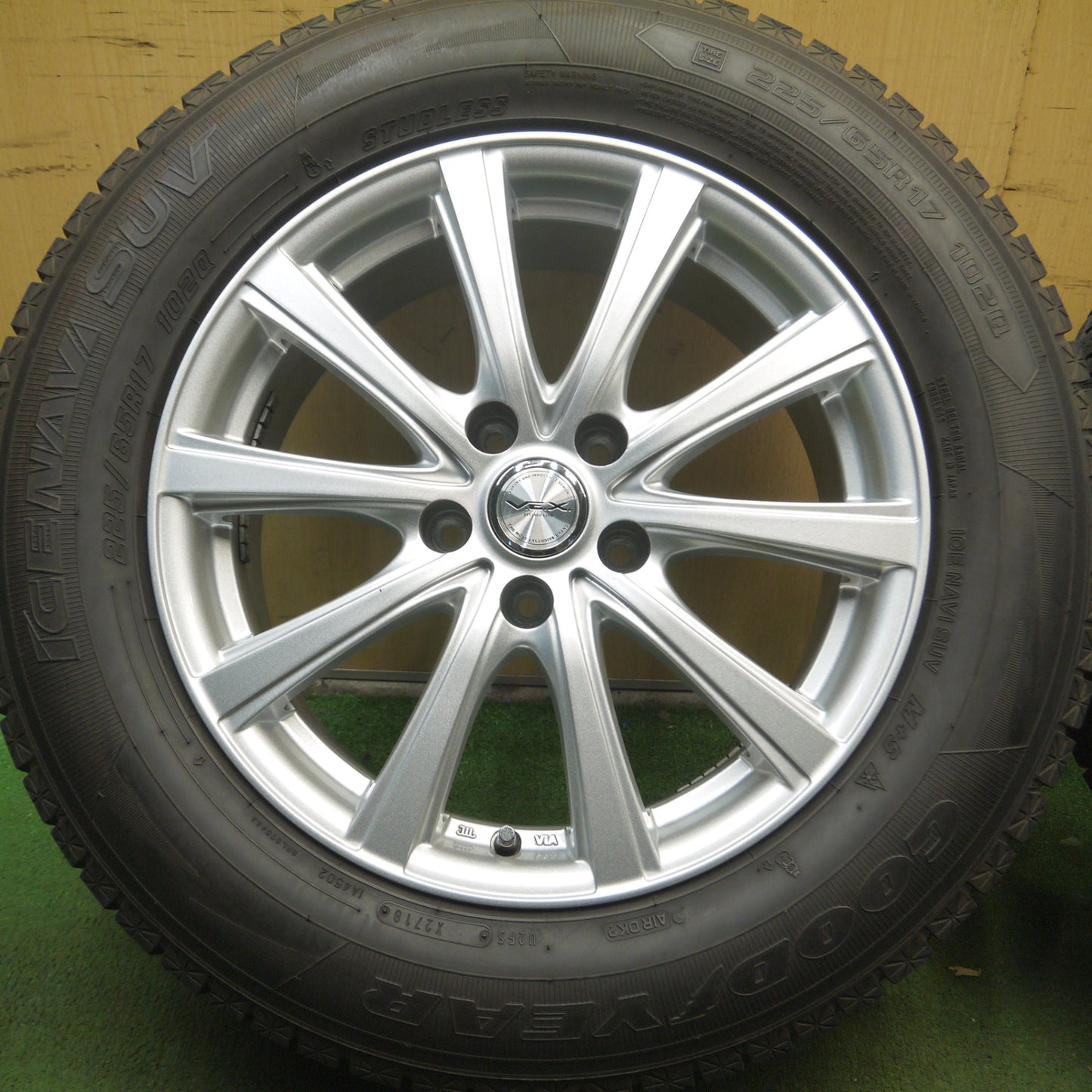 *送料無料* バリ溝！キレイ！9.5分★スタッドレス 225/65R17 グッドイヤー アイスナビ SUV V.E.X. VEX 17インチ PCD114.3/5H★4031905Hス