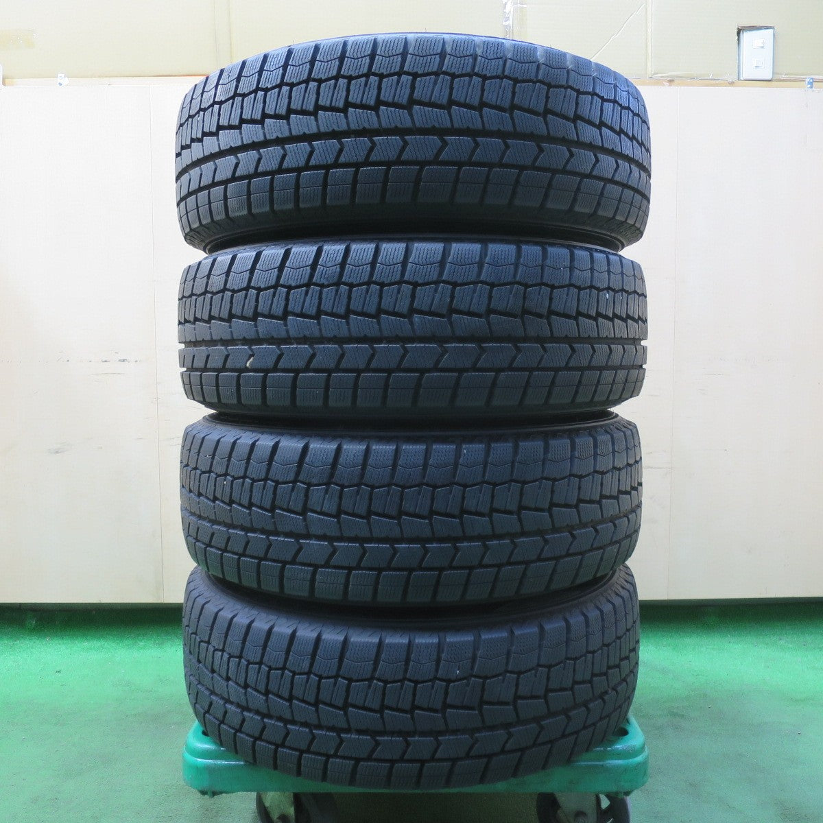 [送料無料] 超バリ溝！21年！9.5分以上★スタッドレス 195/65R15 ダンロップ ウインターマックス WM02 FEID 15インチ PCD114.3/5H★4112102イス