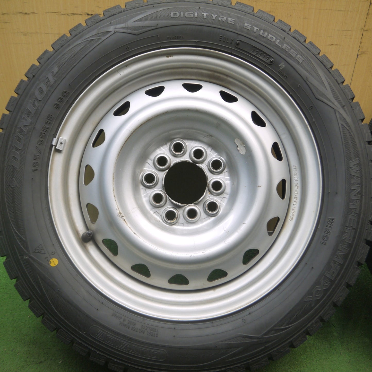 *送料無料* バリ溝！9.5分以上★スタッドレス 185/65R15 ダンロップ ウインターマックス WM01 スチール 15インチ PCD100 114.3/5H マルチ★4072203Hス