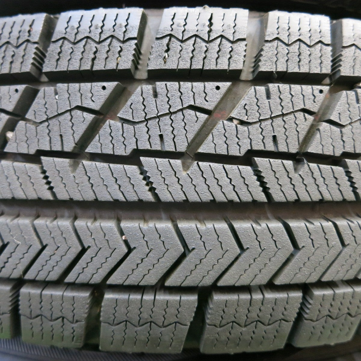 *送料無料* バリ溝！8.5分★スタッドレス 145/80R13 ブリヂストン ブリザック VRX スチール 13インチ PCD100 110 114.3/4H マルチ★4041705イス