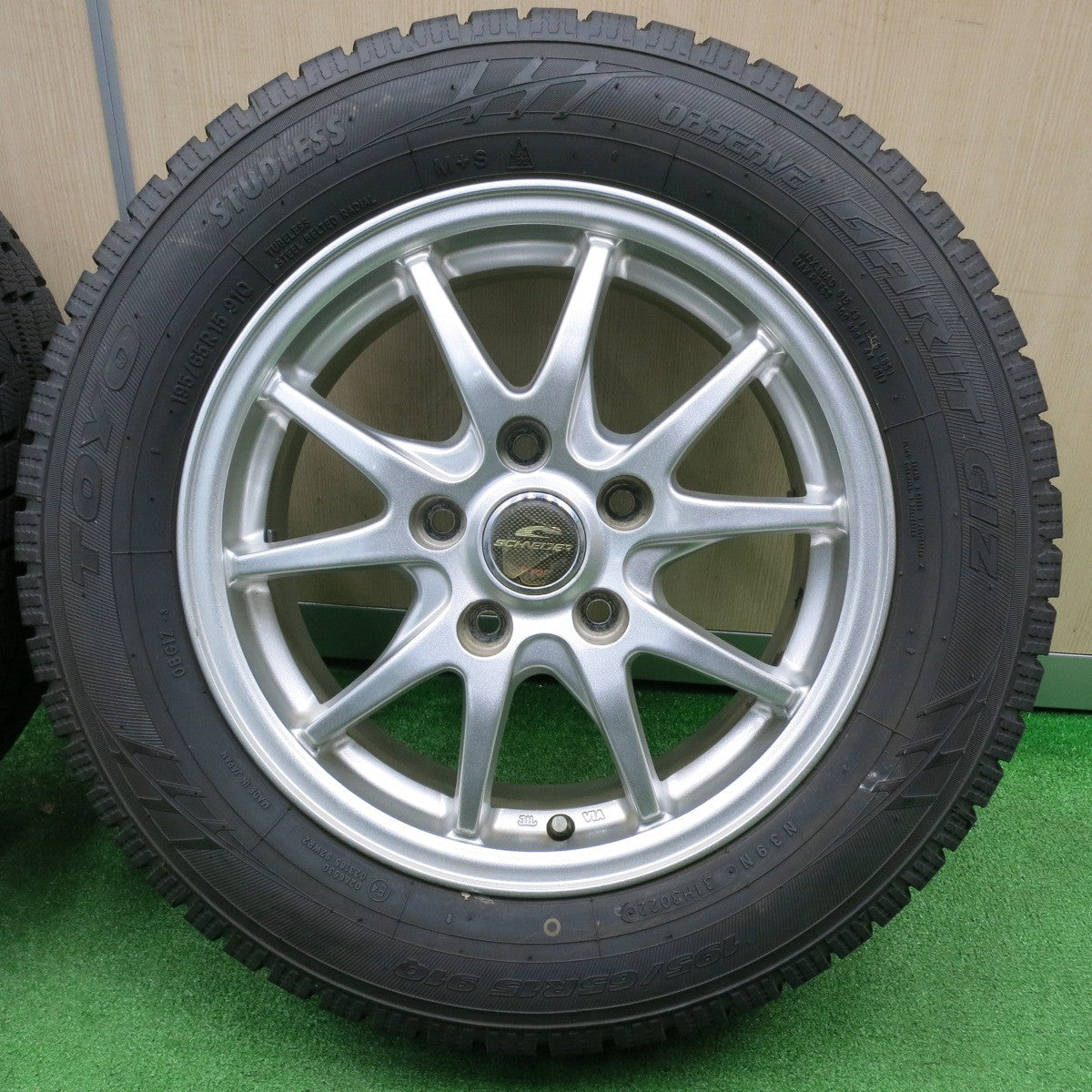 [送料無料] バリ溝！22年！9.5分以上★スタッドレス 195/65R15 トーヨー オブザーブ ガリット GIZ SCHNEIDER シュナイダー 15インチ PCD114.3/5H★4102505NJス