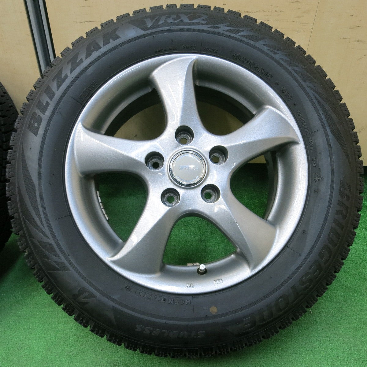 *送料無料* バリ溝！キレイ！9.5分★スタッドレス 195/65R15 ブリヂストン ブリザック VRX2 TOPRUN トップラン 15インチ PCD114.3/5H★4042918イス