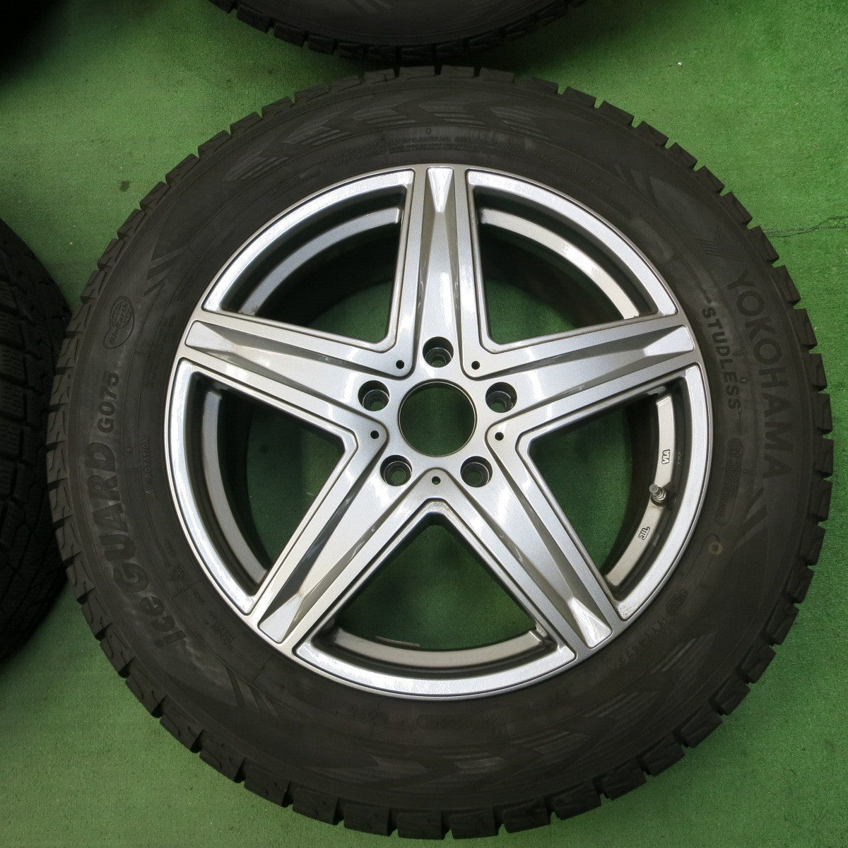 [送料無料] バリ溝！22年！キレイ！9.5分以上★ベンツ 等 AGA 275/55R19 スタッドレス ヨコハマ アイスガード G075 19インチ PCD130/5H★4100401ナス