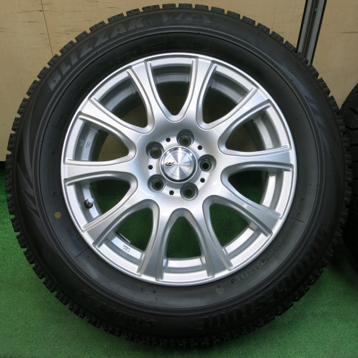 *送料無料* 超バリ溝！20年！キレイ！ほぼ10分★プリウス等 195/65R15 スタッドレス ブリヂストン ブリザック VRX LAUFBAHN  PCD100/5H★4031901イス