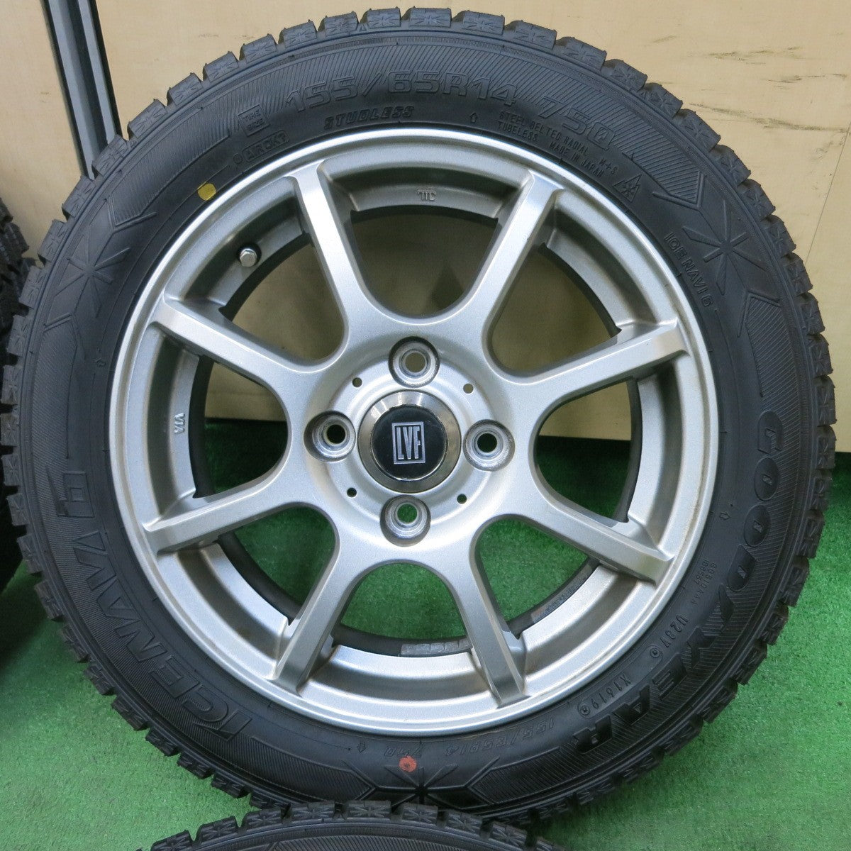 [送料無料] 超バリ溝！キレイ！ほぼ10分★スタッドレス 155/65R14 グッドイヤー アイスナビ6 LVF 社外 アルミ 14インチ PCD100/4H★4111203SYス